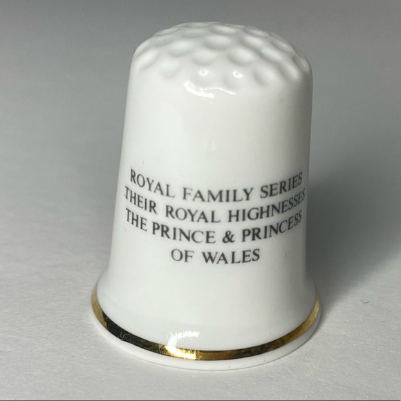 Lot of Royal Commemorative Thimbles - Picture 12 of 15